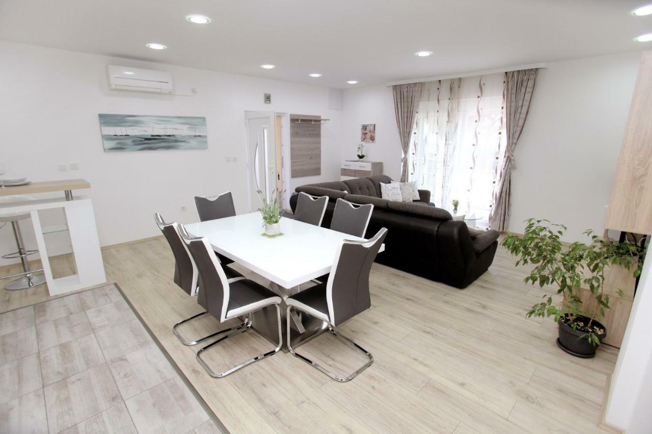 Apartments Viki Trogir Eksteriør bilde